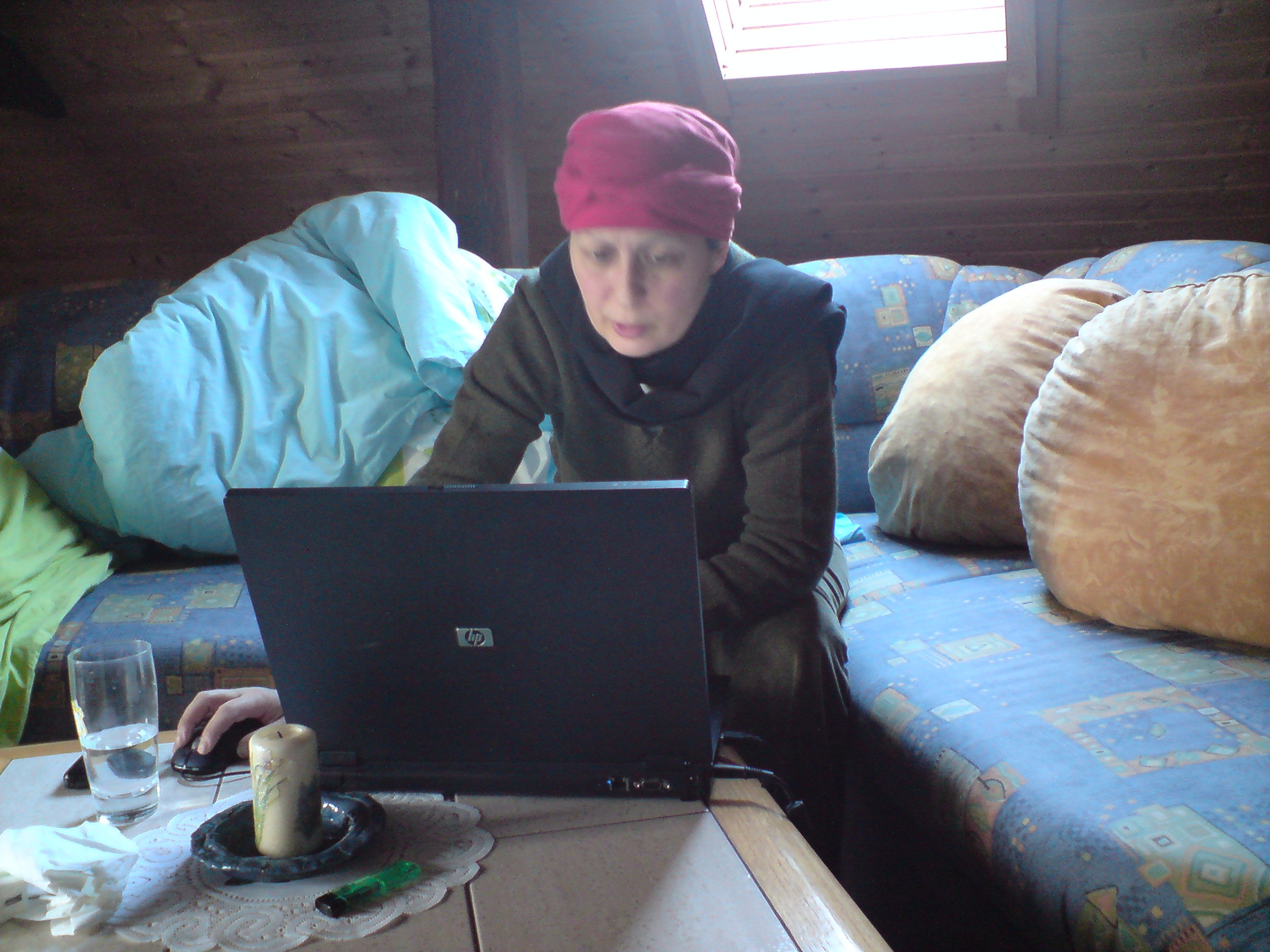 Nazan in Rolli mit azi-notebook